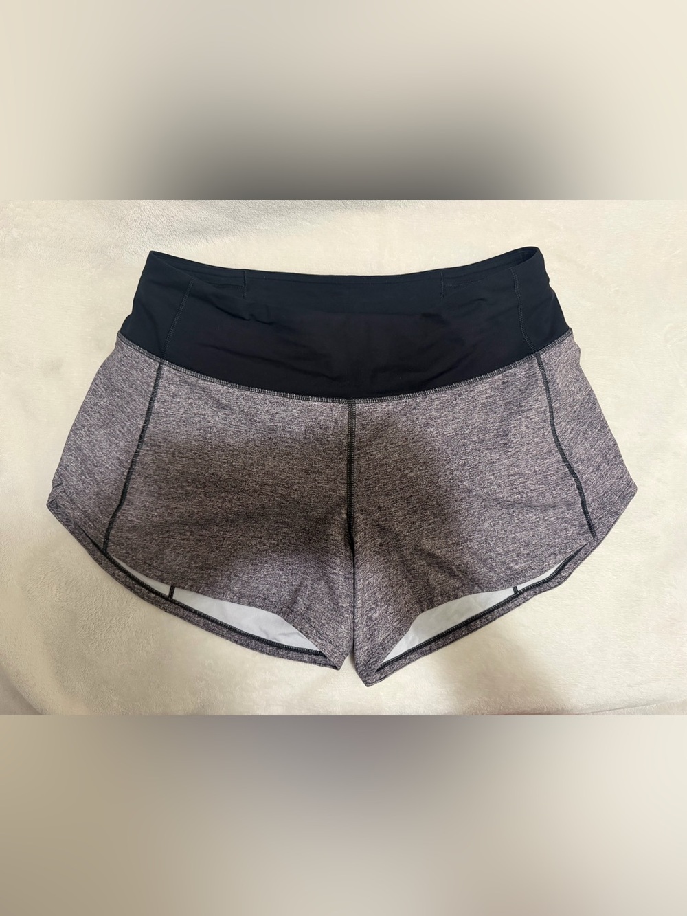 Lululemon speed up shorts size 6 - Picture 3 of 6